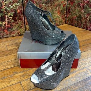 NWT Breckelle’s Silver Platform Wedges Size 7.5